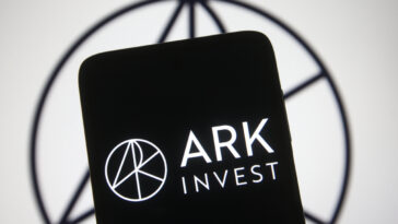 cathie-wood-bought-the-dip:-ark-invest-purchases-one-million-gbtc-shares