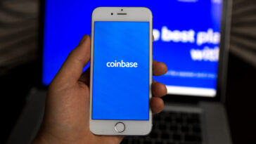 coinbase-warns-some-russian-users-their-accounts-may-be-blocked,-report-reveals