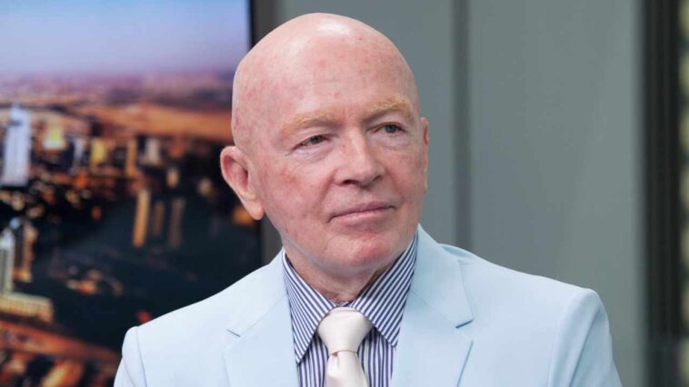 veteran-investor-mark-mobius-expects-bitcoin-to-fall-further-—-cautions-crypto-traders-against-buying-the-dip